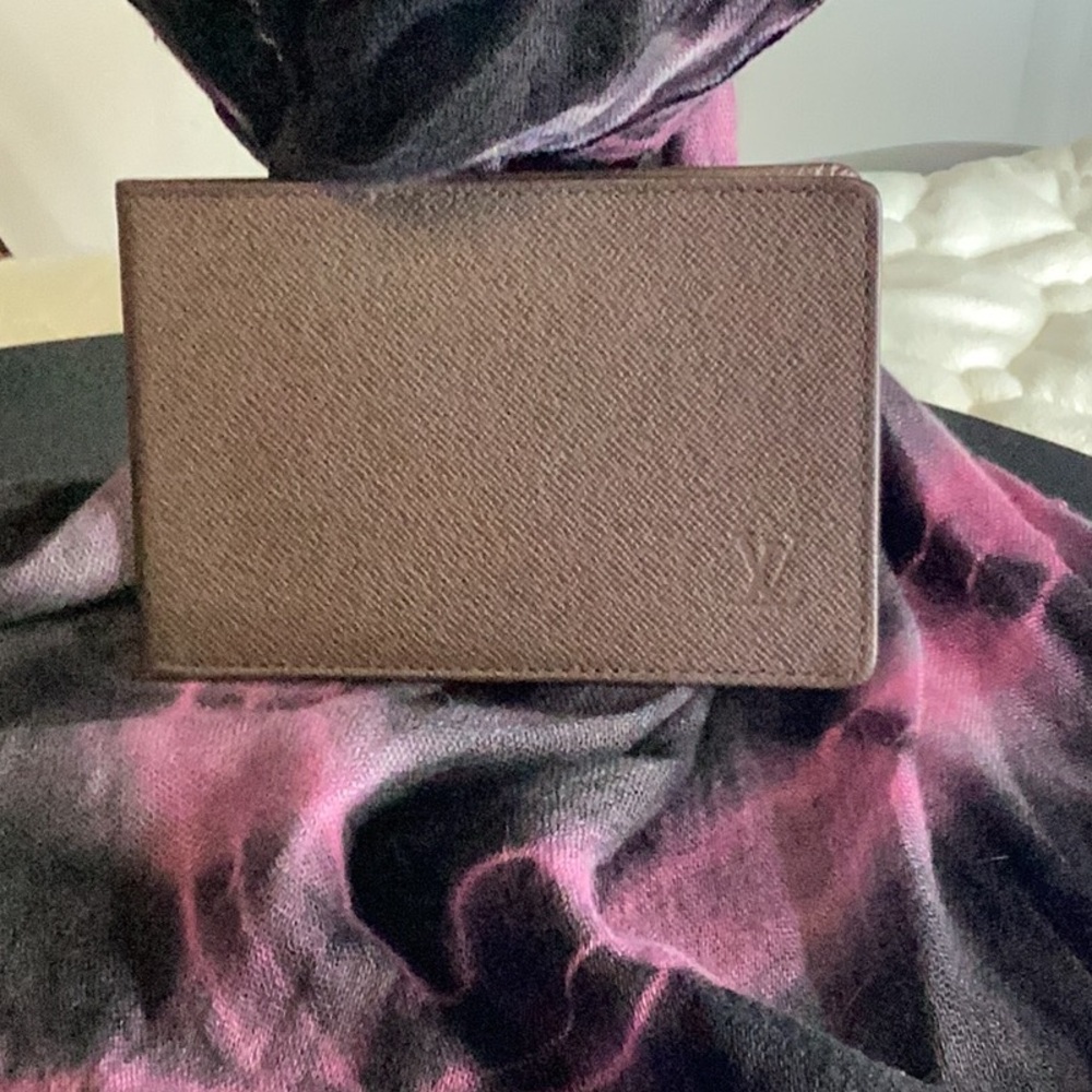 Louis Vuitton authentic passport holder in brown Tiaga leather EUC